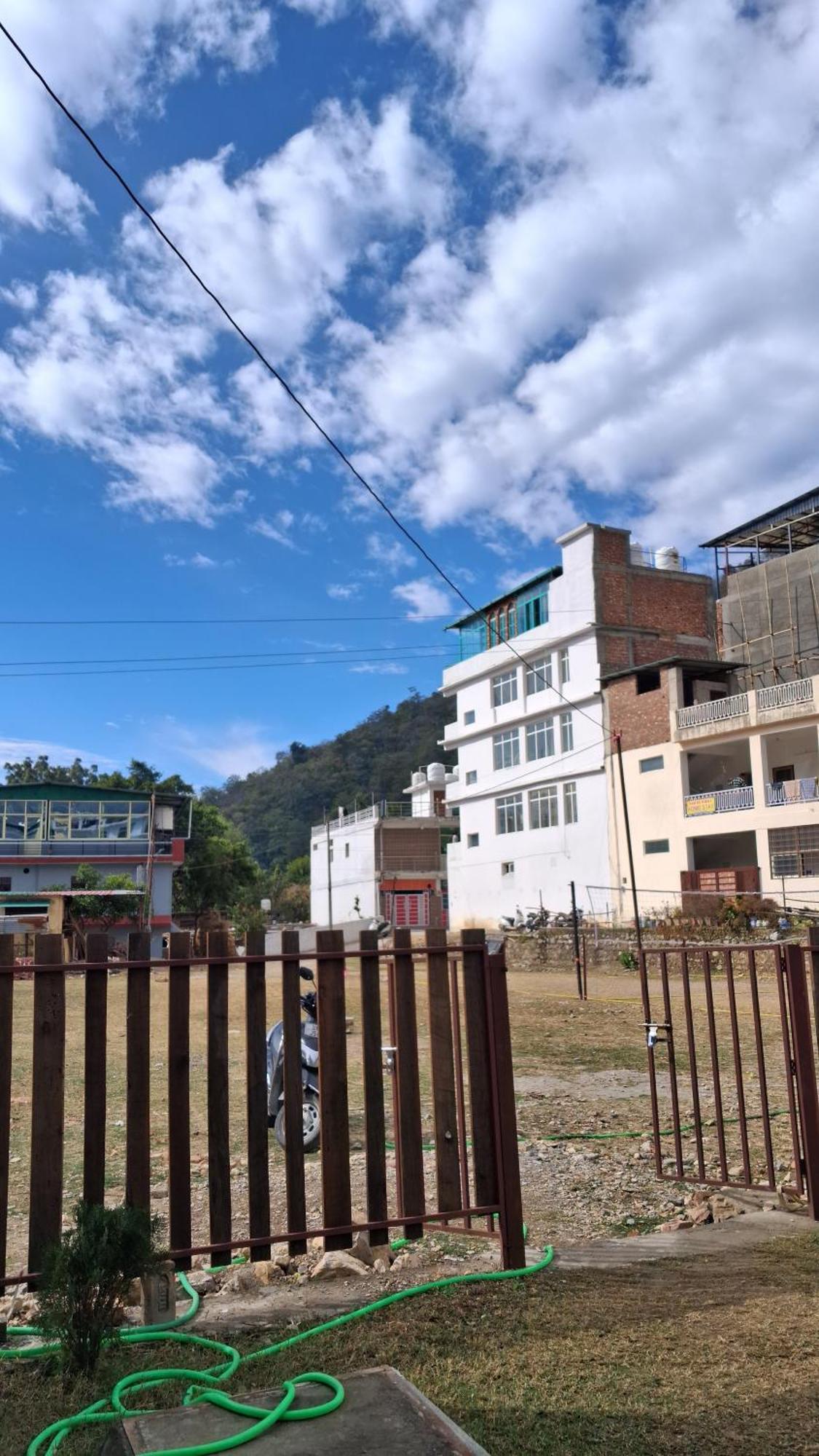Landlopers Hostel Rišikéš Exteriér fotografie